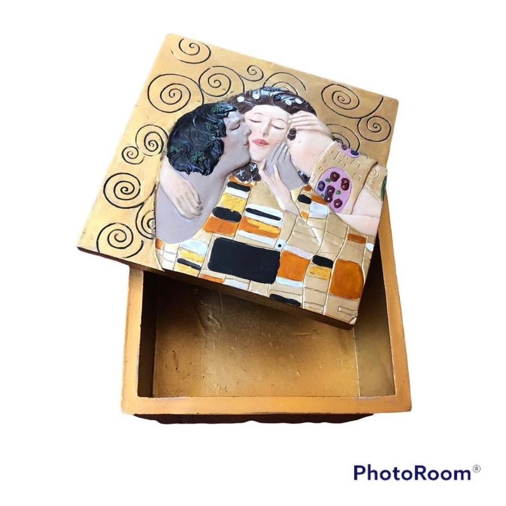 THE KISS Gustav Klimt Gold Trinket Box 4 x 4 - NWOT